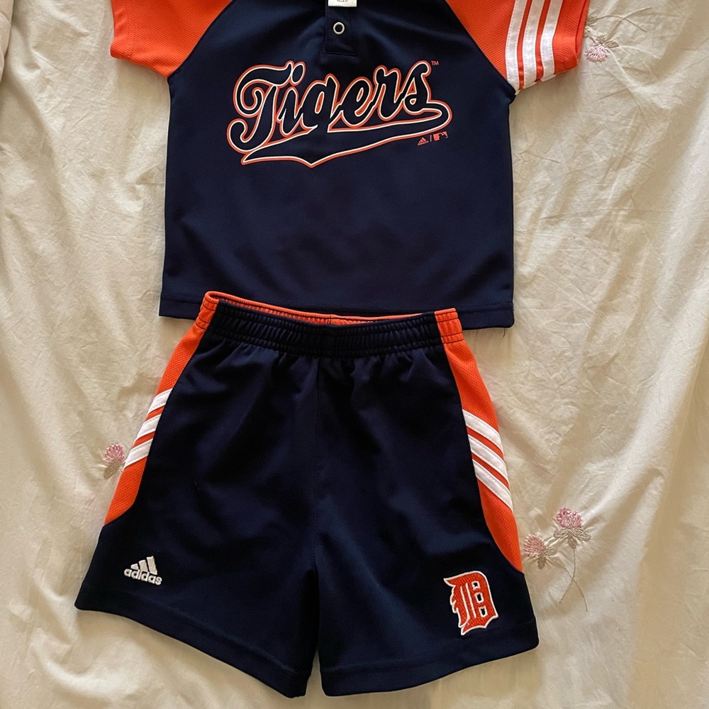 Adidas Detroit Tigers jersey and shorts set